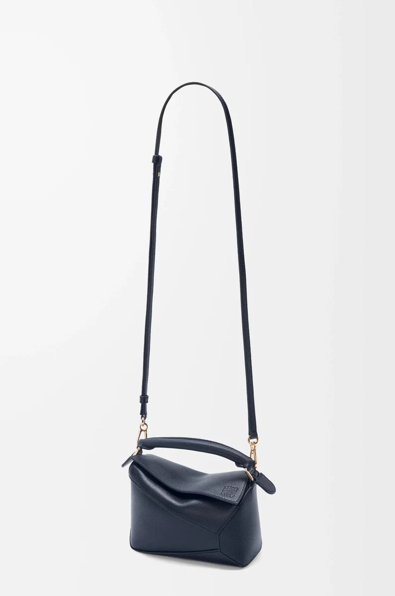 sac mini puzzle edge en cuir de veau grainé souple bleu marine profond