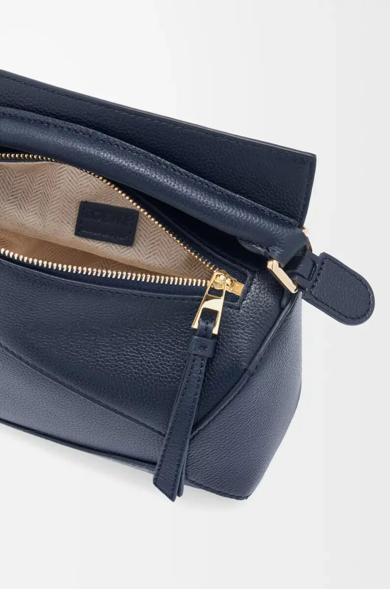 sac mini puzzle edge en cuir de veau grainé souple bleu marine profond
