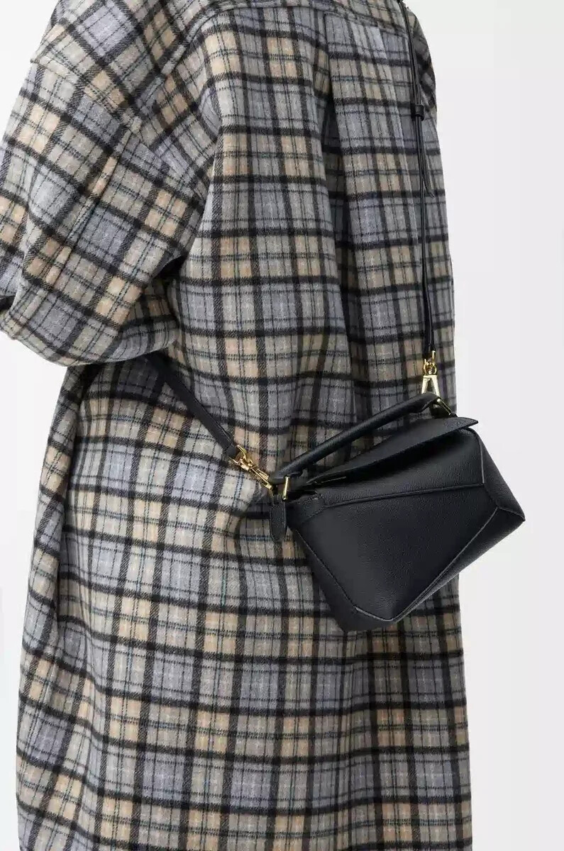 sac mini puzzle edge en cuir de veau grainé souple noir