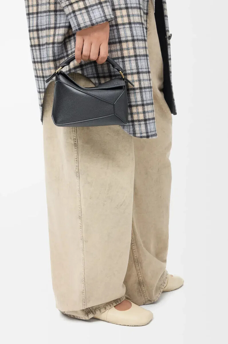 sac mini puzzle edge en cuir de veau grainé souple noir
