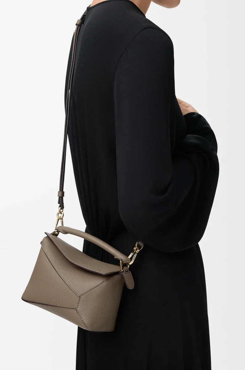 sac mini puzzle edge en cuir de veau grainé souple taupe