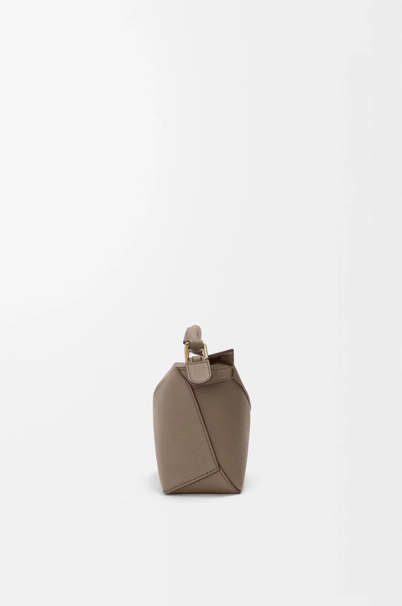 sac mini puzzle edge en cuir de veau grainé souple taupe
