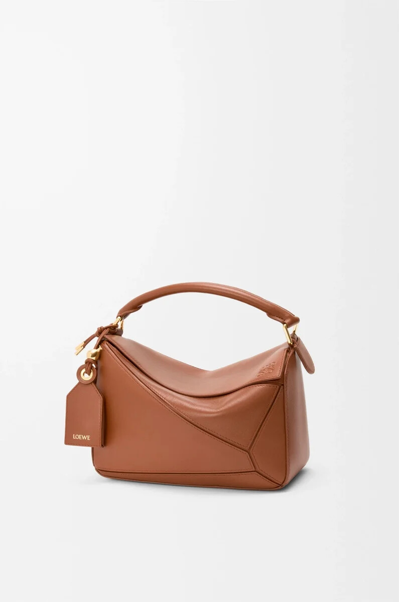 petit sac featherlight puzzle en cuir dagneau nappa couleur noix de pécan