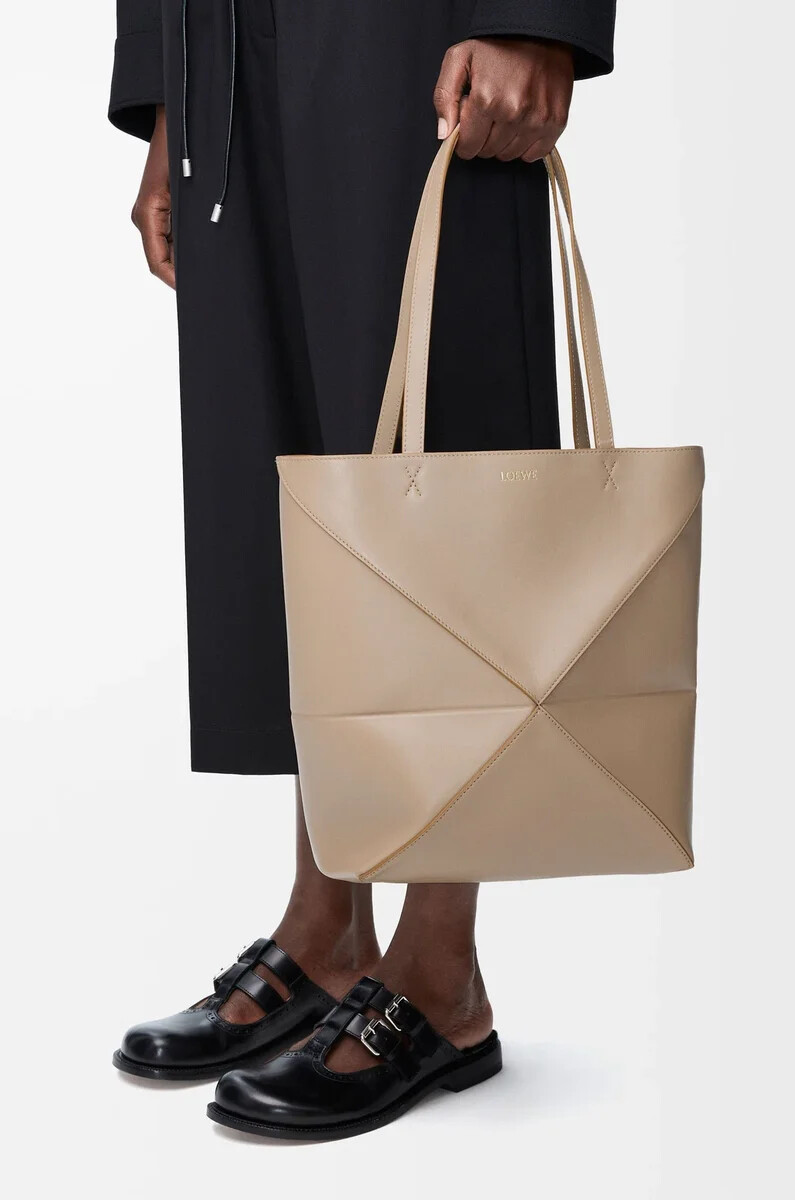 sac cabas pliable moyen en cuir de veau brillant couleur sable