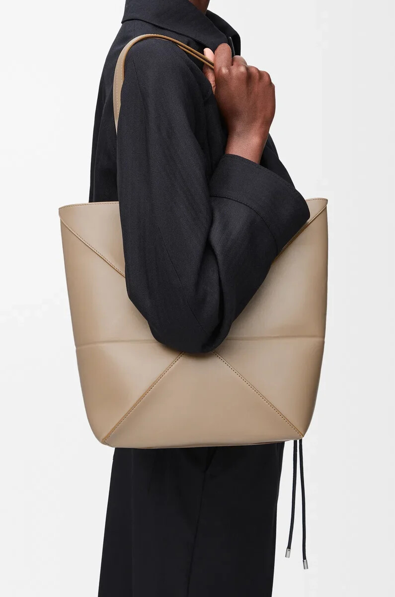 sac cabas pliable moyen en cuir de veau brillant couleur sable