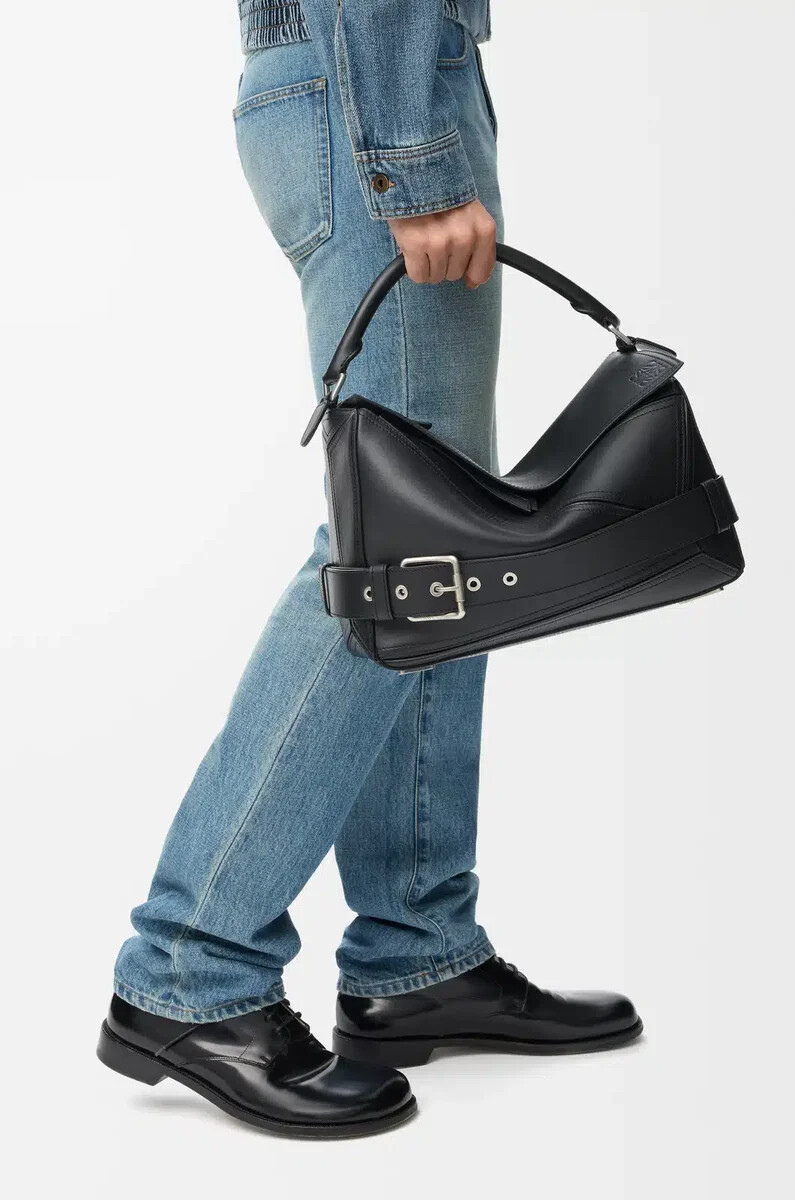 grand sac à dos puzzle biker en cuir de veau brillant noir