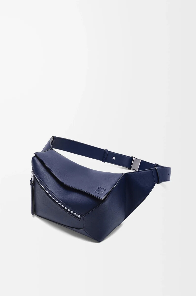 petit sac banane puzzle edge en cuir de veau bleu abysse classique