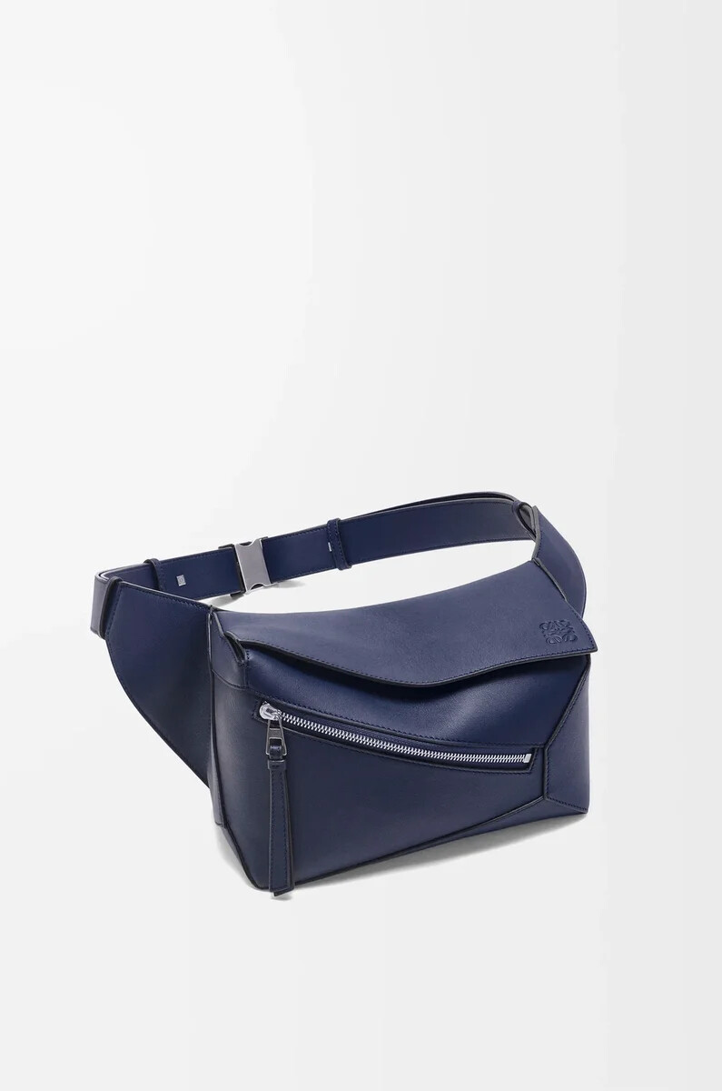 petit sac banane puzzle edge en cuir de veau bleu abysse classique