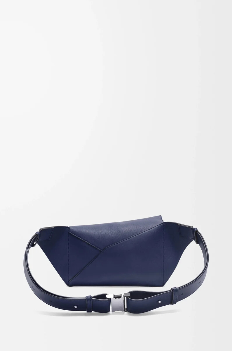 petit sac banane puzzle edge en cuir de veau bleu abysse classique