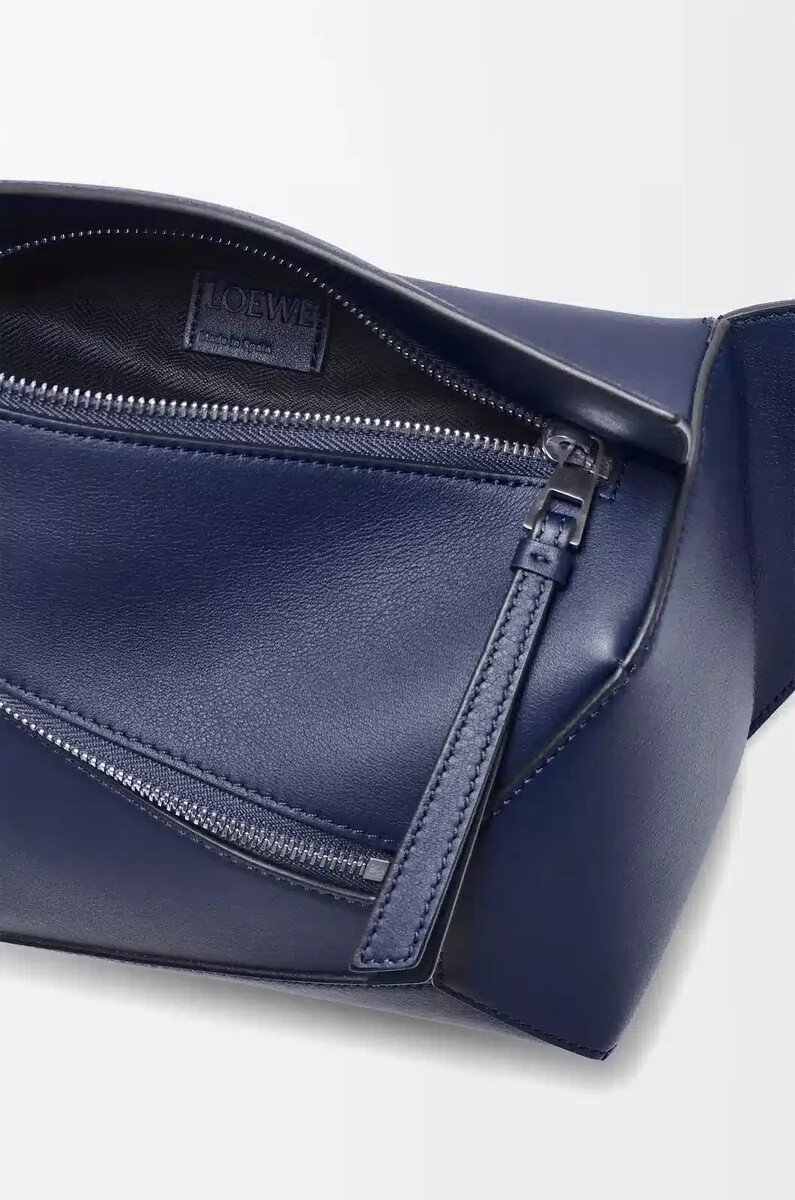 petit sac banane puzzle edge en cuir de veau bleu abysse classique