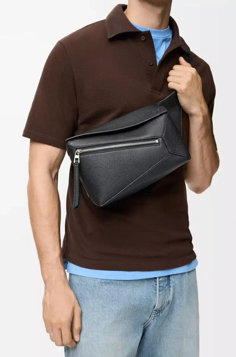 petit sac banane puzzle en cuir de veau grainé noir