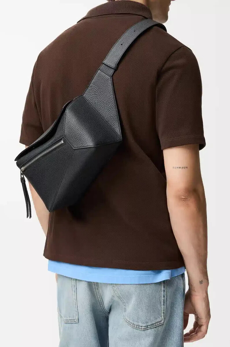 petit sac banane puzzle en cuir de veau grainé noir