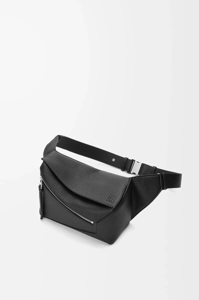 petit sac banane puzzle en cuir de veau grainé noir