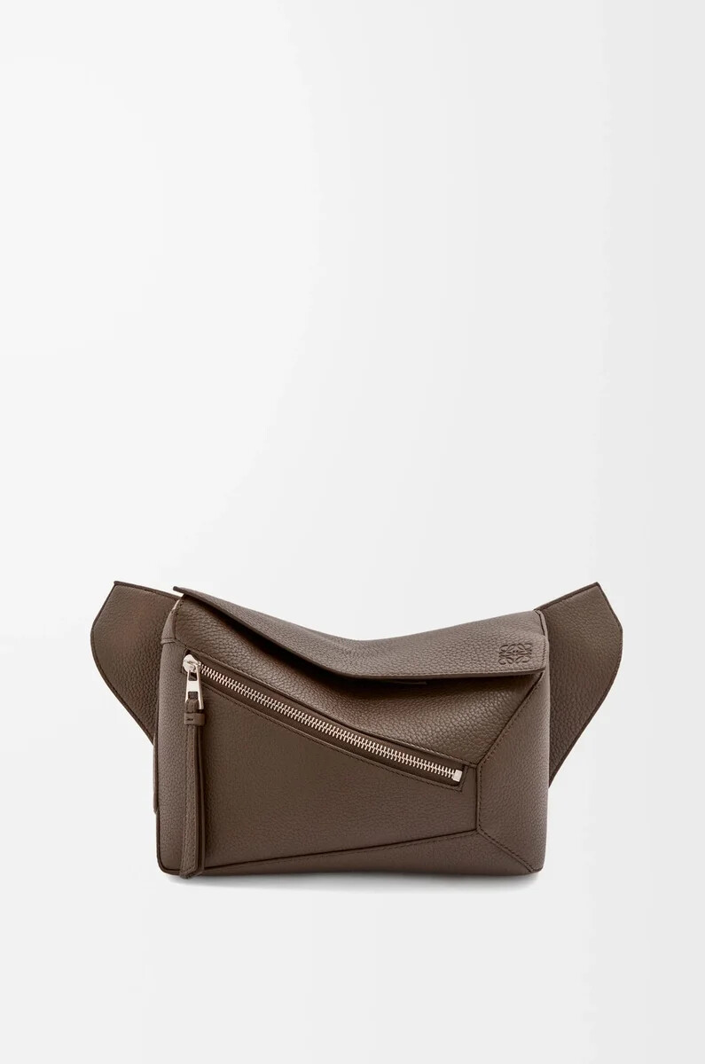 petit sac banane puzzle en cuir de veau grainé dark cigar