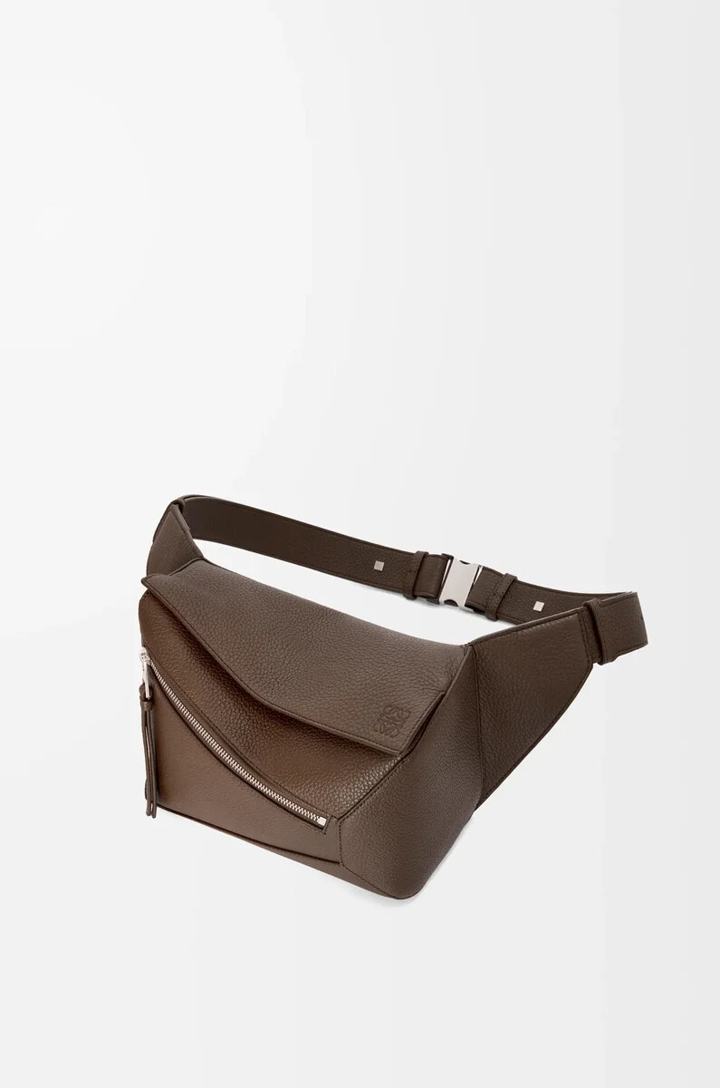 petit sac banane puzzle en cuir de veau grainé dark cigar