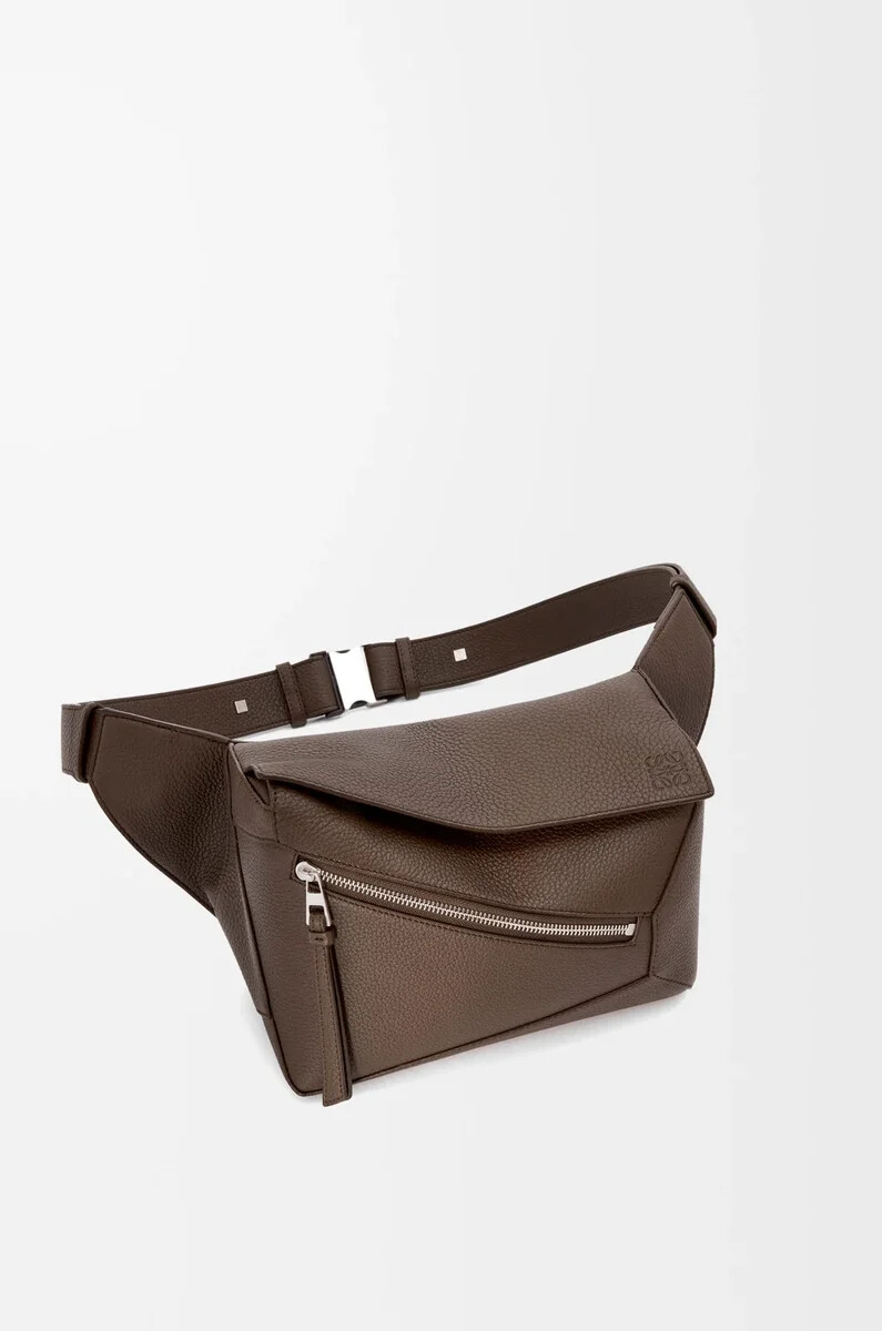 petit sac banane puzzle en cuir de veau grainé dark cigar