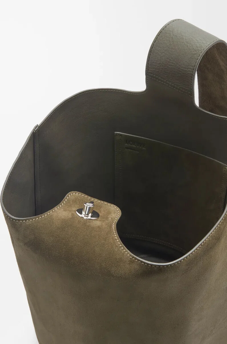 grand sac seau pebble en veau daim olive foncé