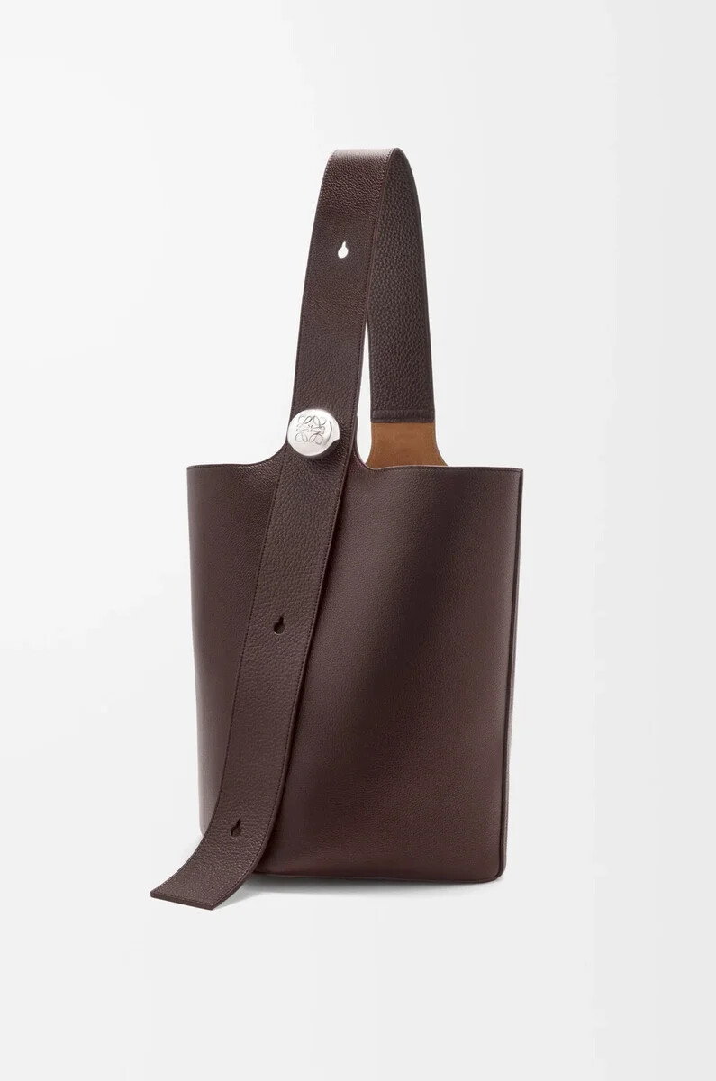 grand seau pebble en cuir de veau souple grainé couleur bordeaux