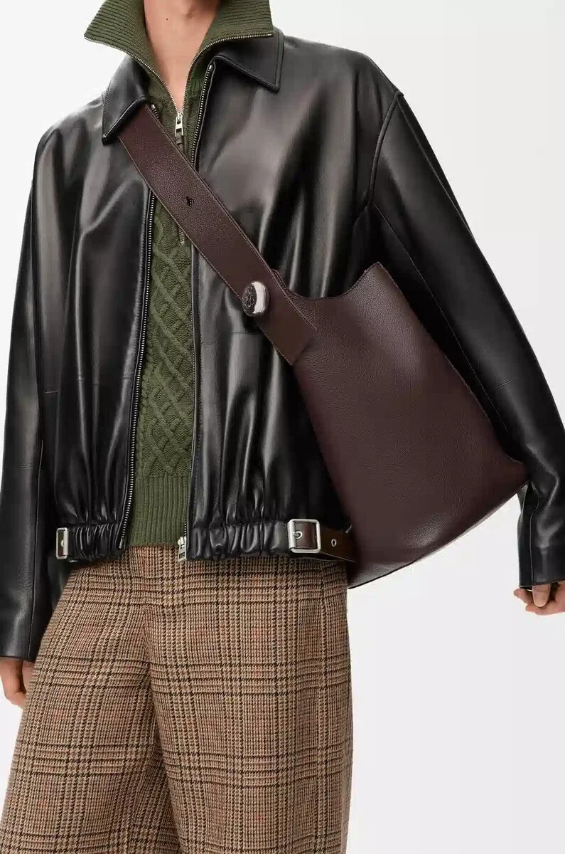 grand seau pebble en cuir de veau souple grainé couleur bordeaux