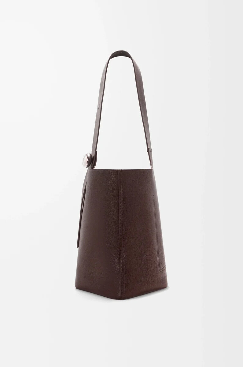 grand seau pebble en cuir de veau souple grainé couleur bordeaux