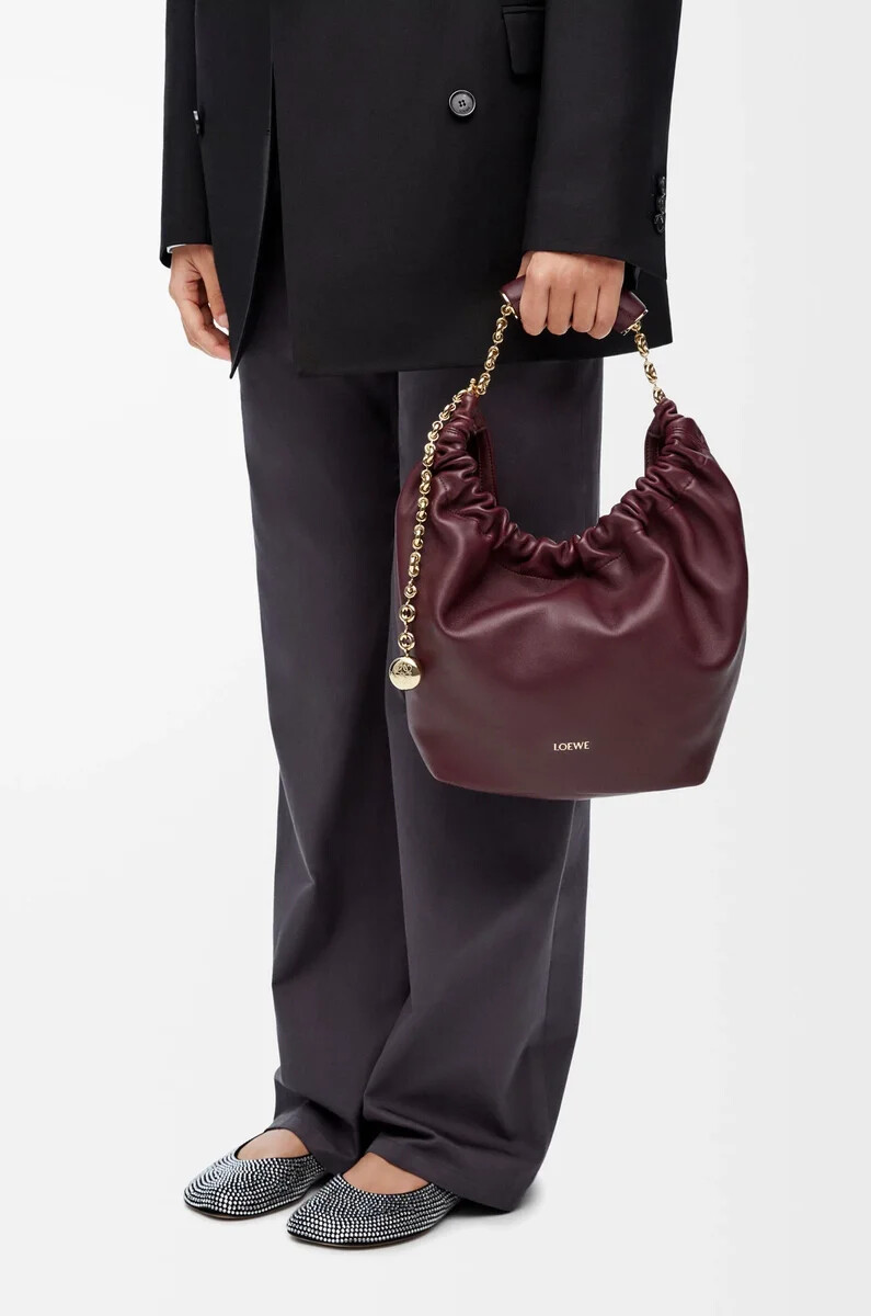 petit sac souple en cuir dagneau nappa souple couleur bordeaux foncé