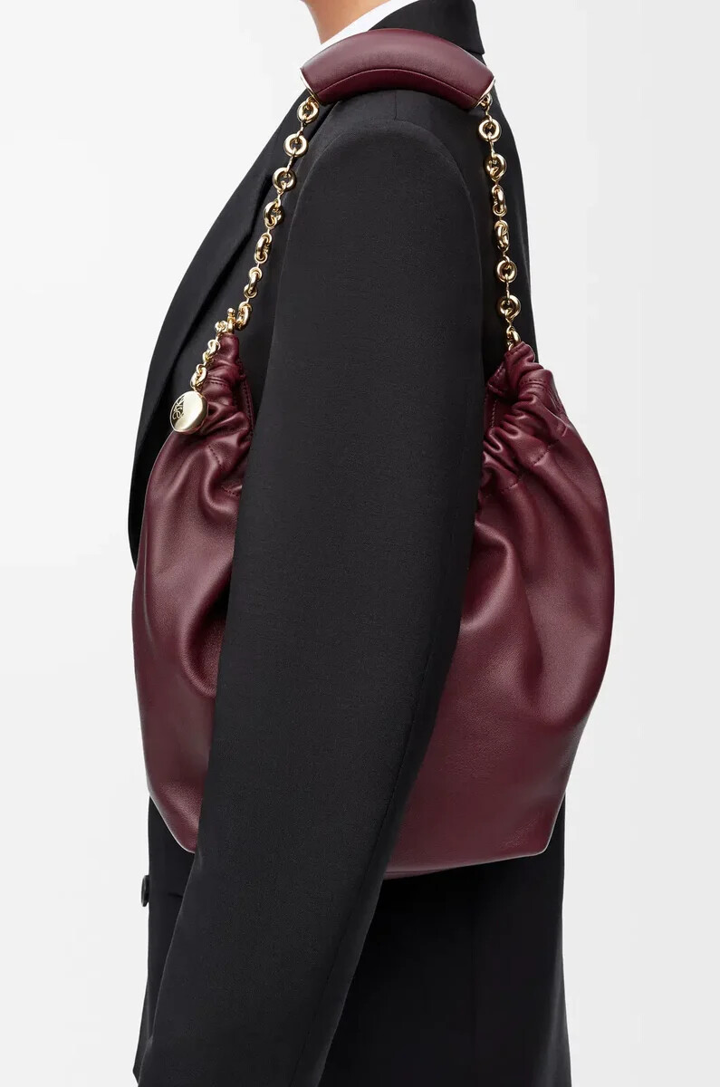 petit sac souple en cuir dagneau nappa souple couleur bordeaux foncé