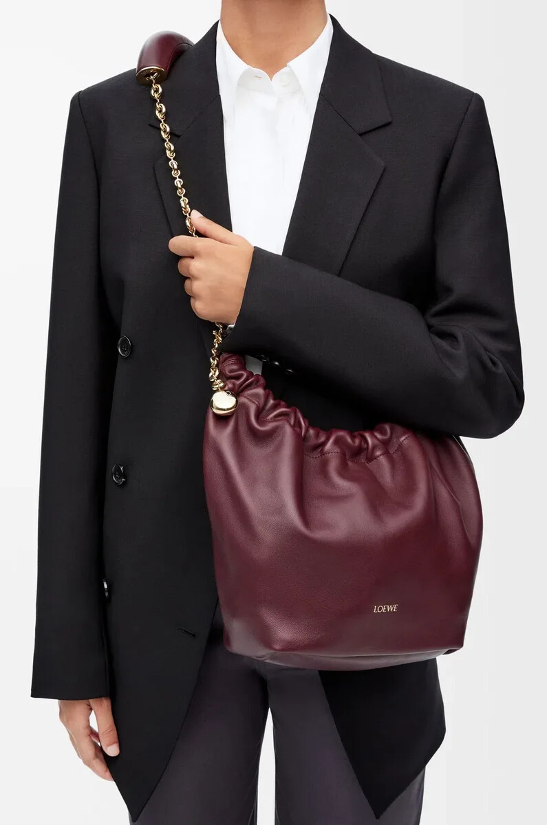 petit sac souple en cuir dagneau nappa souple couleur bordeaux foncé