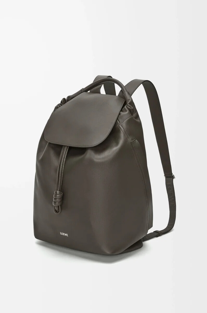 sac à dos flamenco en cuir de veau souple et brillant gris foncé