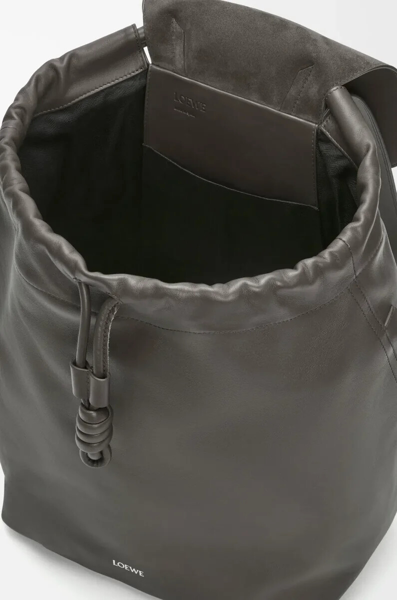 sac à dos flamenco en cuir de veau souple et brillant gris foncé