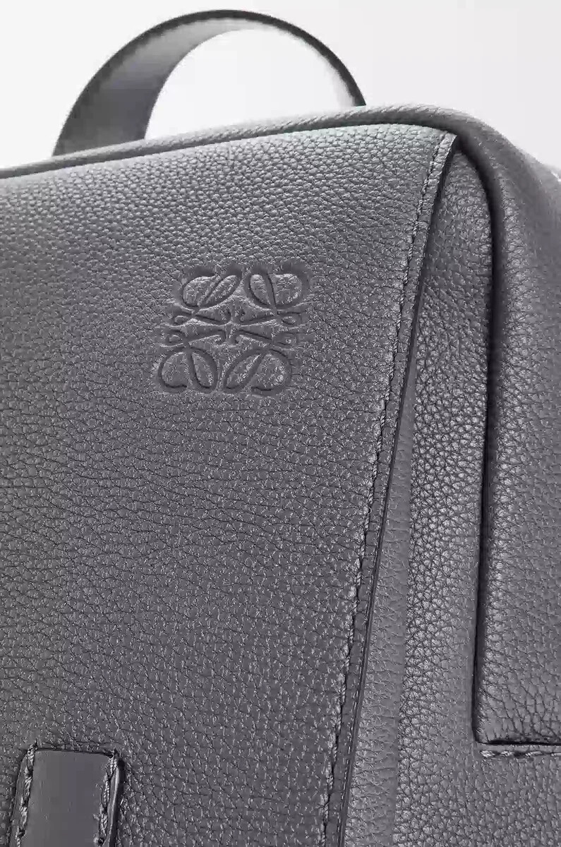 sac à dos militaire en cuir de veau souple grainé anthracite