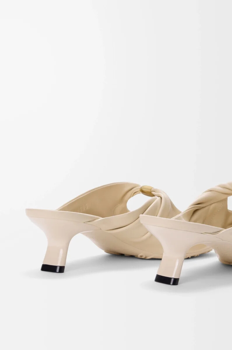 mule souple pebble en cuir dagneau nappa dough