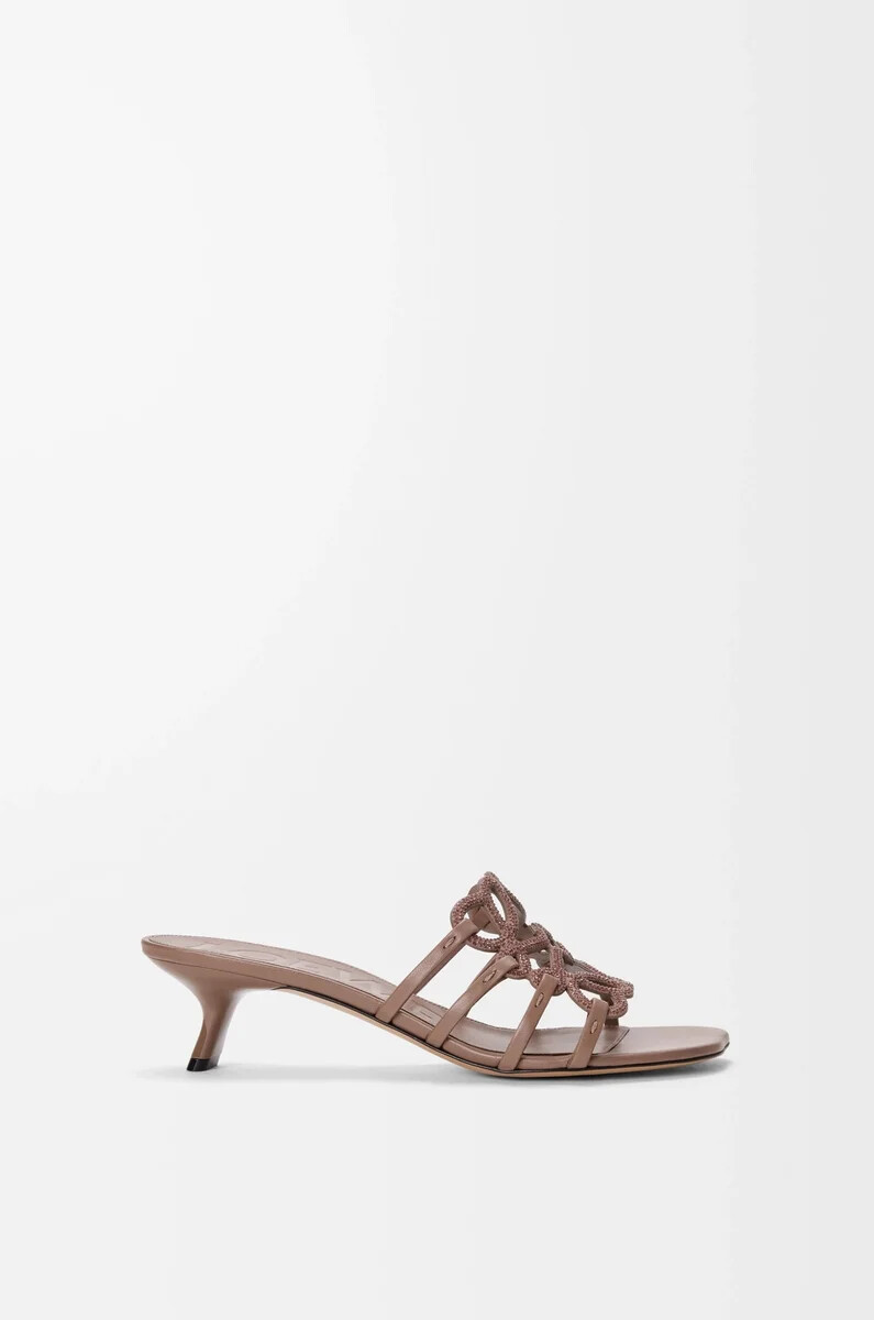 mule petal anagram en daim orné de strass couleur taupe clair