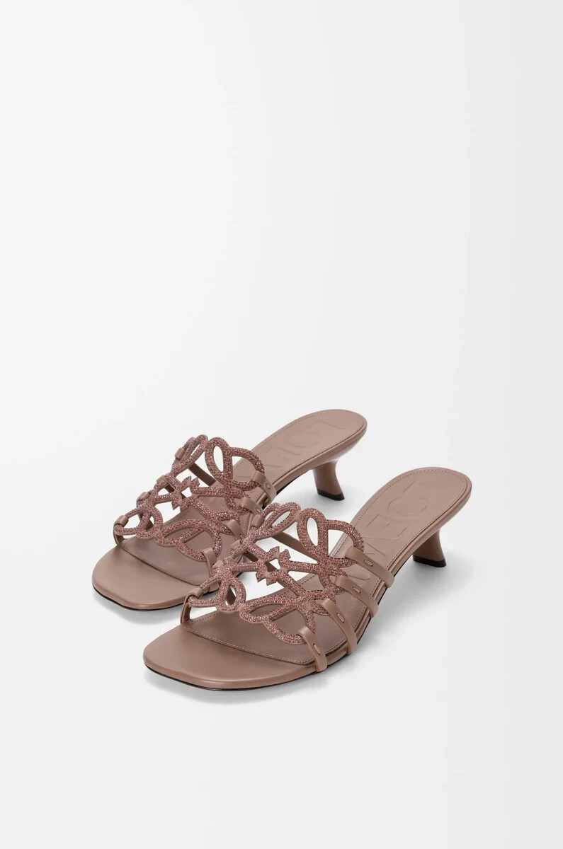 mule petal anagram en daim orné de strass couleur taupe clair