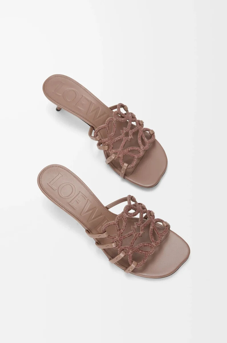 mule petal anagram en daim orné de strass couleur taupe clair