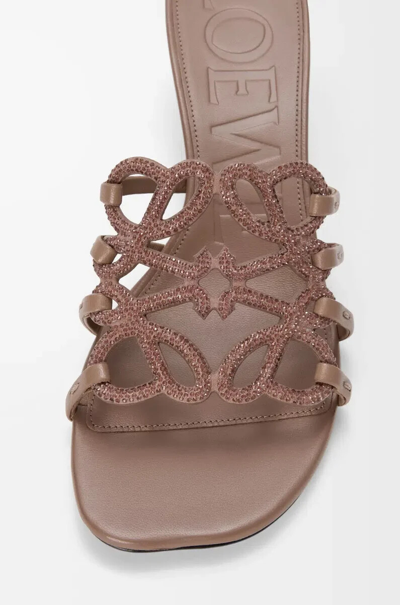 mule petal anagram en daim orné de strass couleur taupe clair