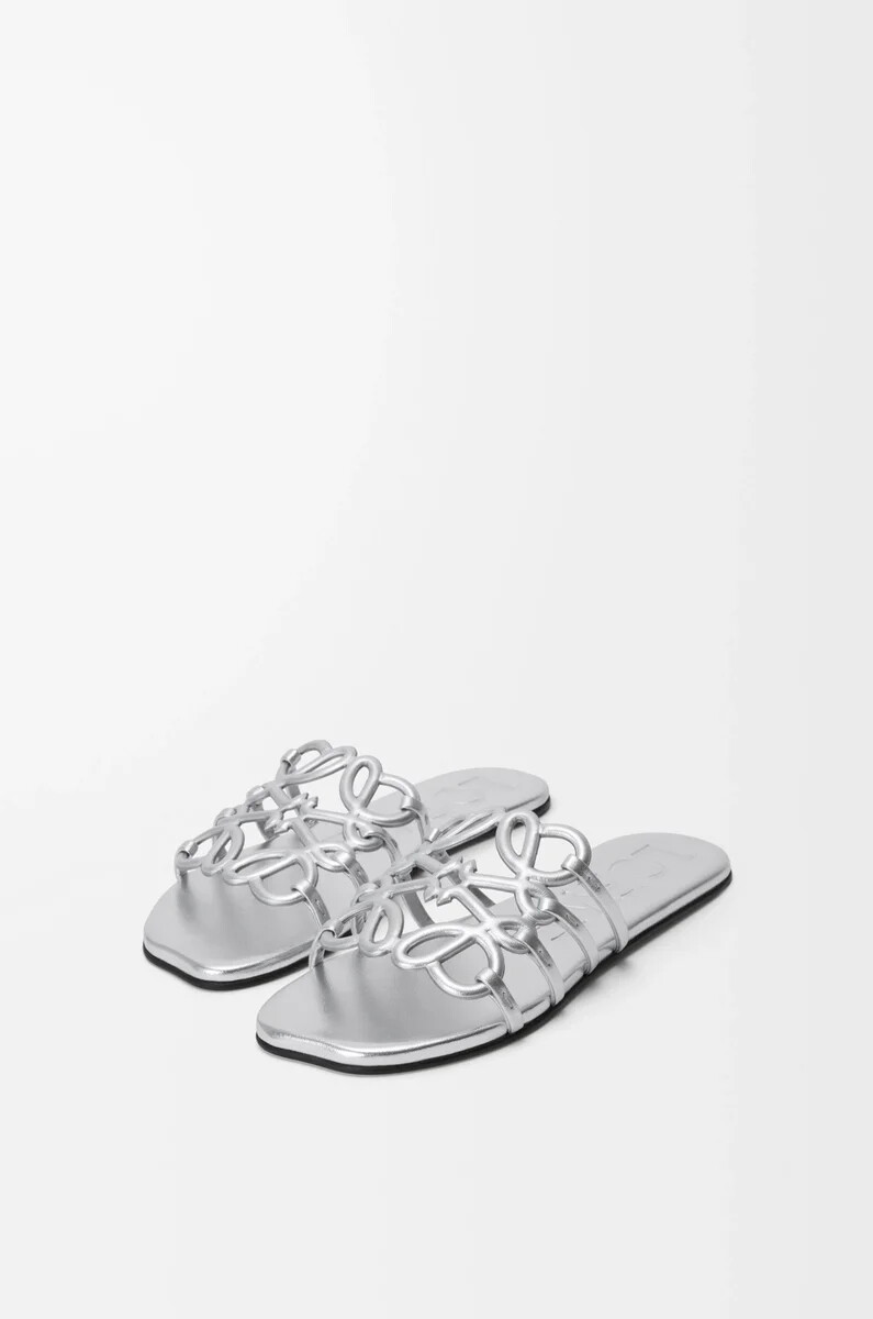 claquette petal anagram en cuir dagneau laminé argent