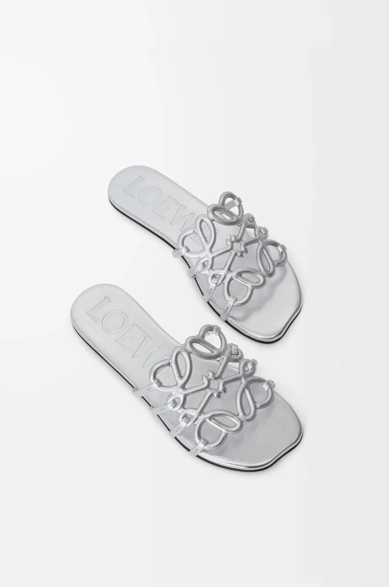 claquette petal anagram en cuir dagneau laminé argent