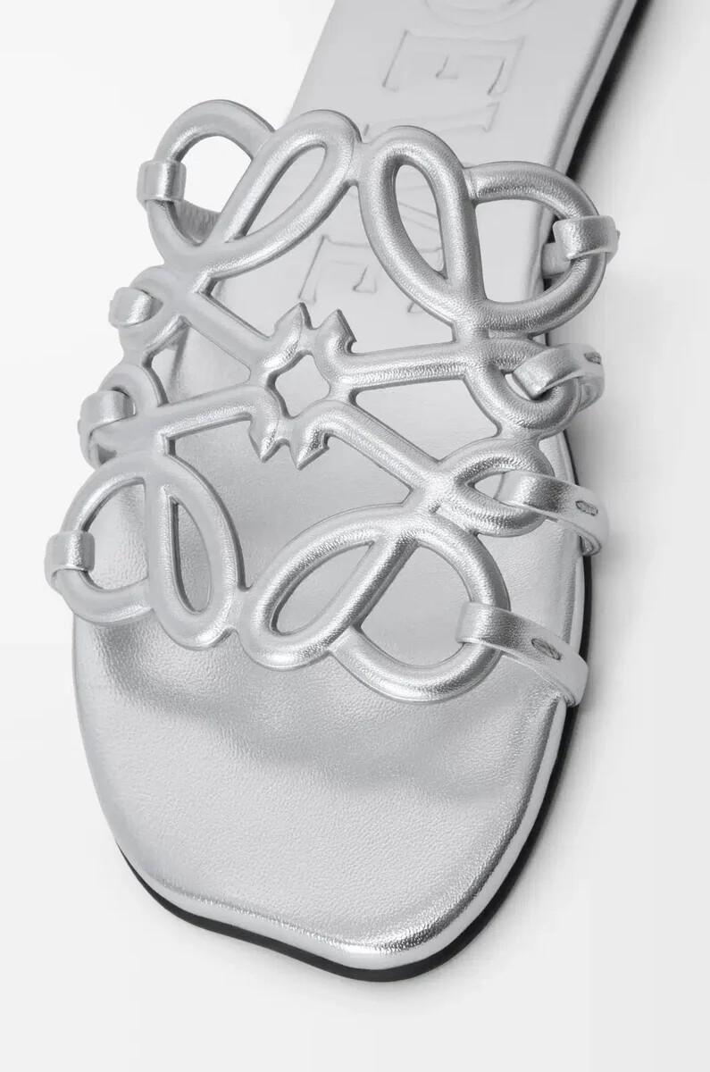 claquette petal anagram en cuir dagneau laminé argent