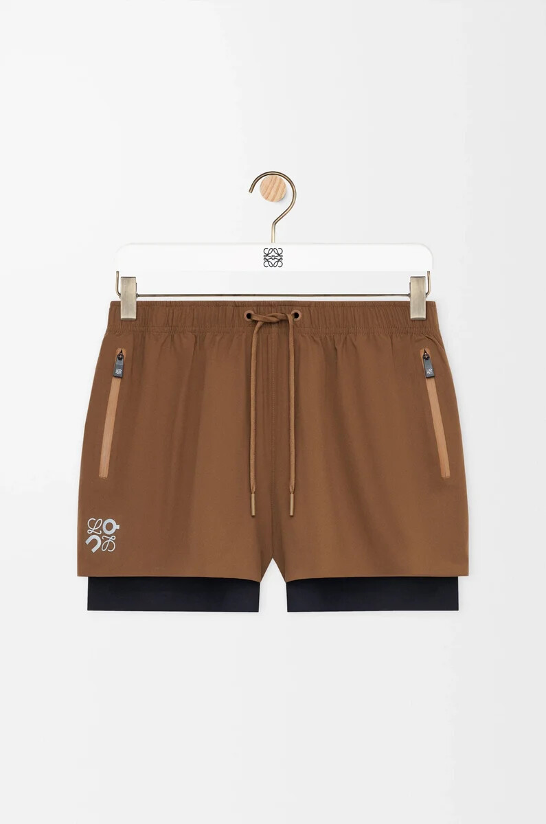 short de performance en tissu technique couleur caramel
