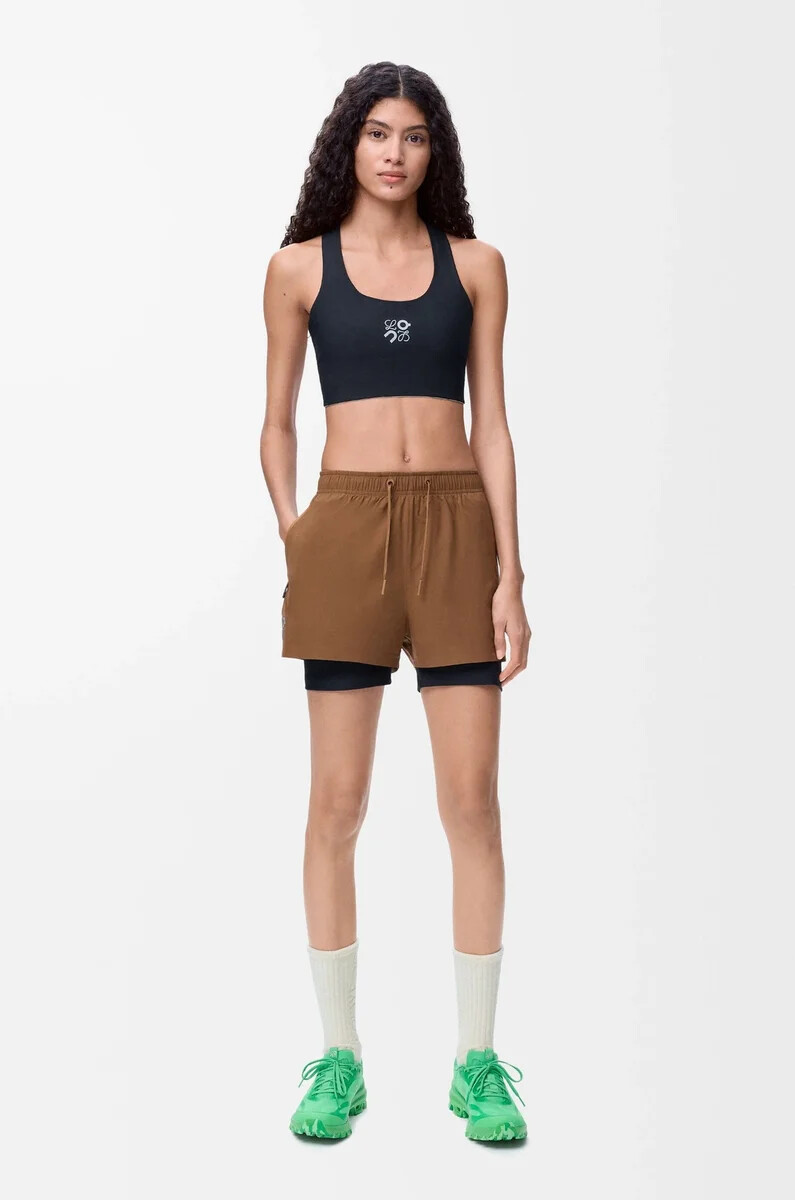 short de performance en tissu technique couleur caramel