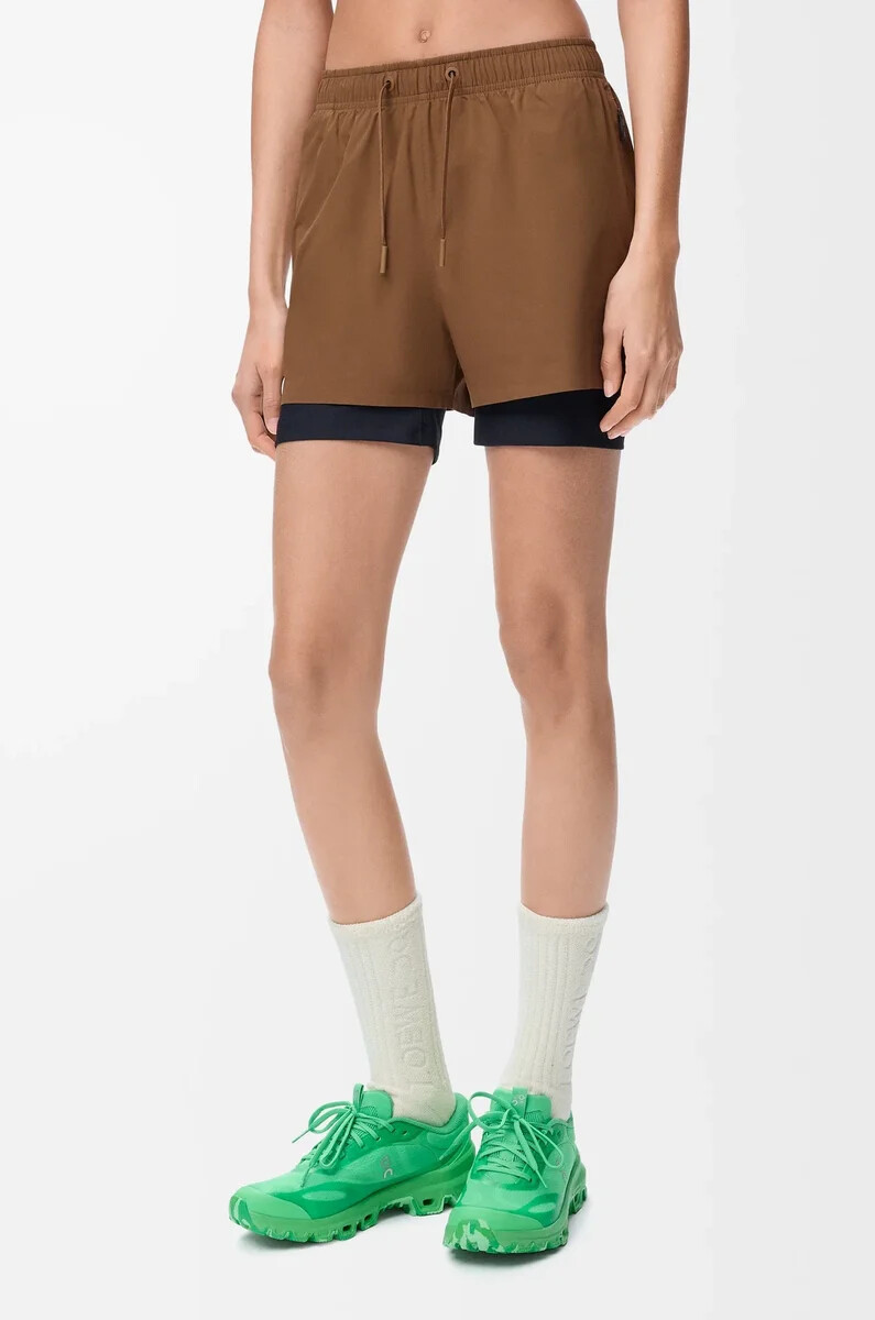 short de performance en tissu technique couleur caramel