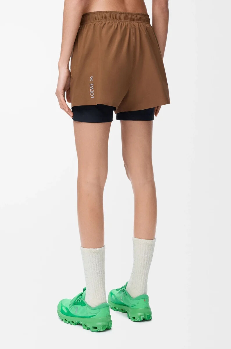 short de performance en tissu technique couleur caramel
