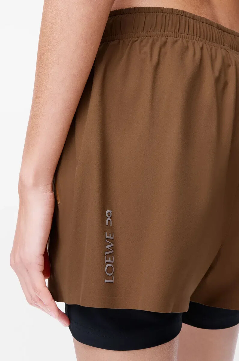 short de performance en tissu technique couleur caramel