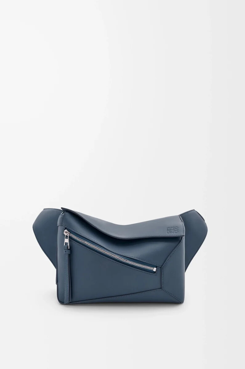 petit sac banane puzzle edge en cuir de veau classique teint à lindigo