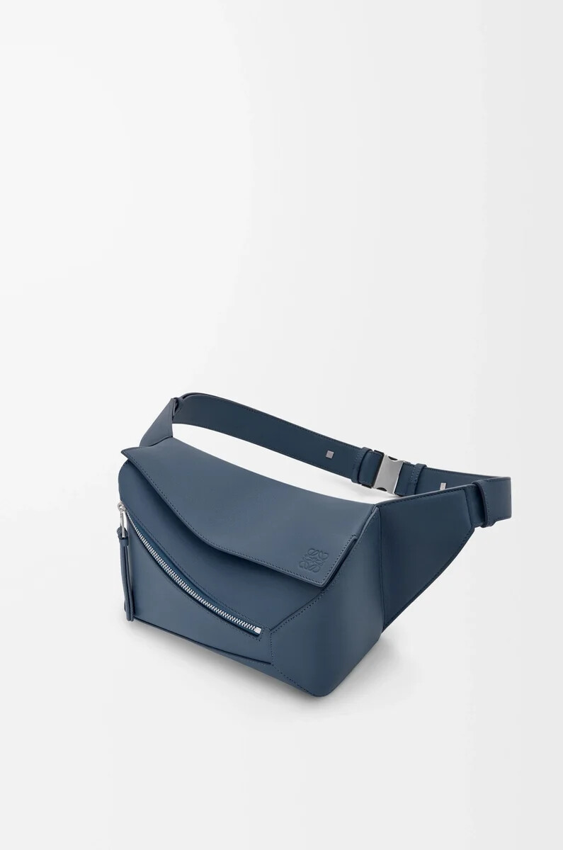 petit sac banane puzzle edge en cuir de veau classique teint à lindigo