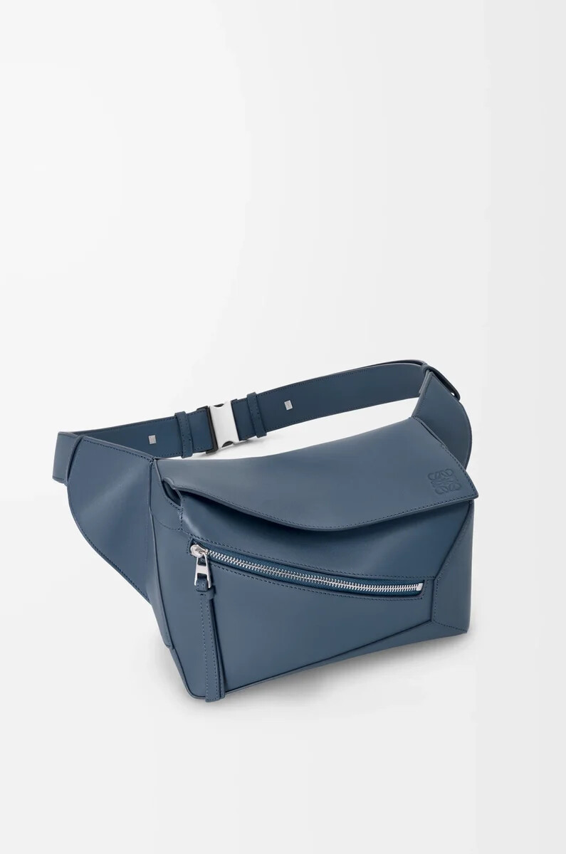 petit sac banane puzzle edge en cuir de veau classique teint à lindigo