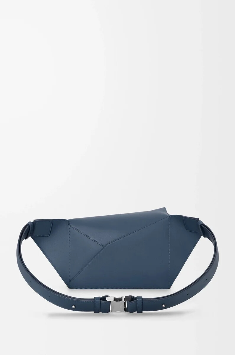 petit sac banane puzzle edge en cuir de veau classique teint à lindigo