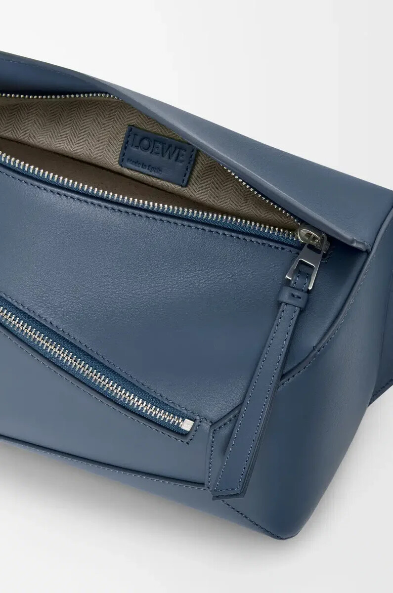 petit sac banane puzzle edge en cuir de veau classique teint à lindigo