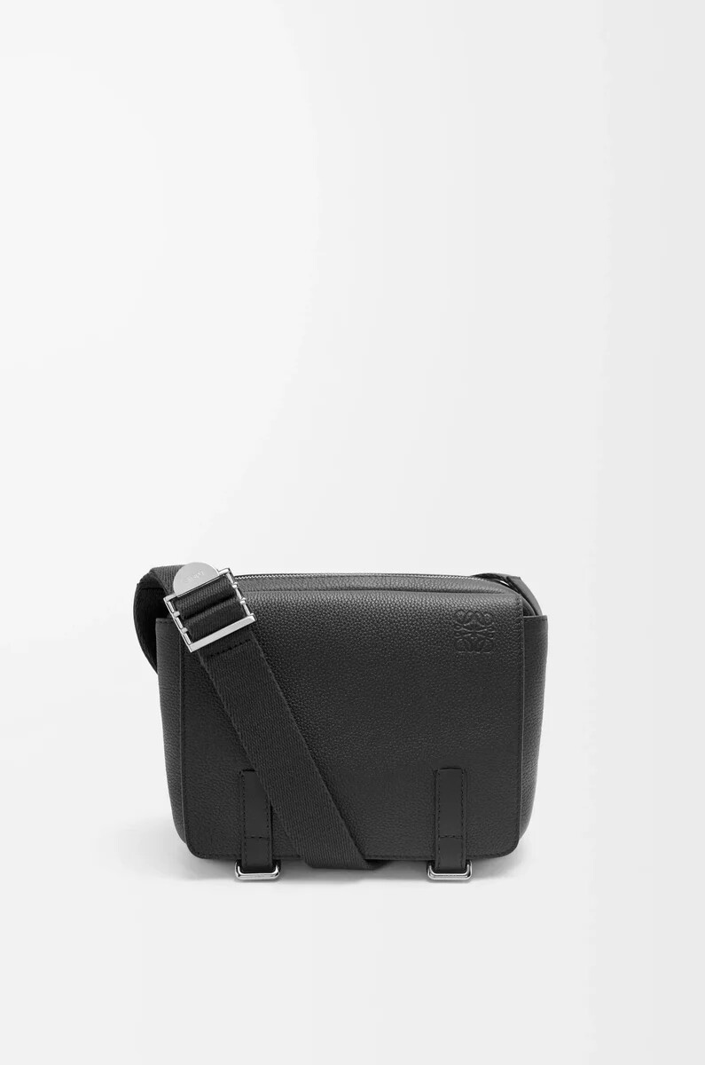 sac messager militaire xs en cuir de veau grainé souple noir