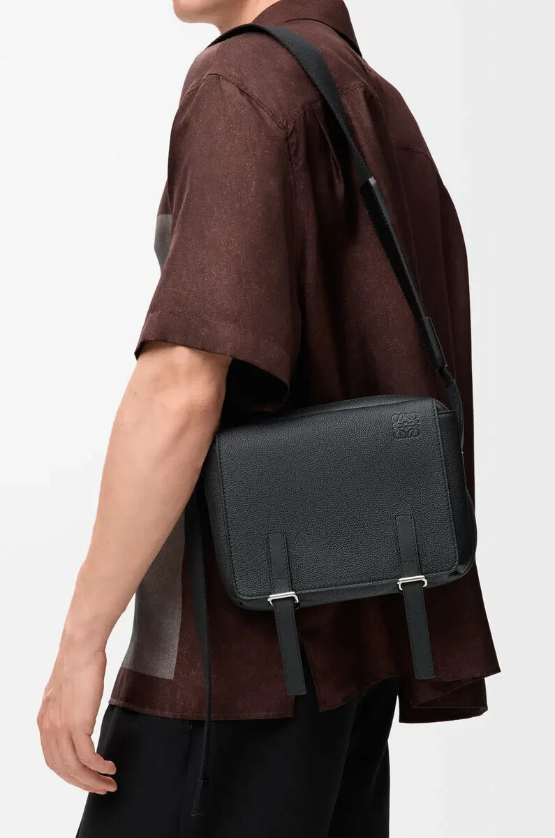 sac messager militaire xs en cuir de veau grainé souple noir